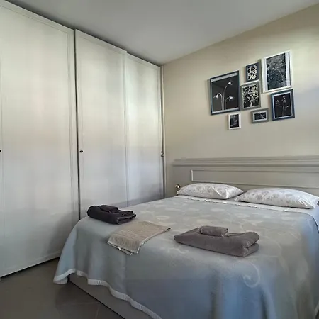 Blue Roof Apartment *