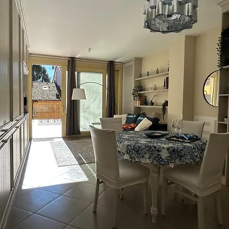 Blue Roof Apartment *